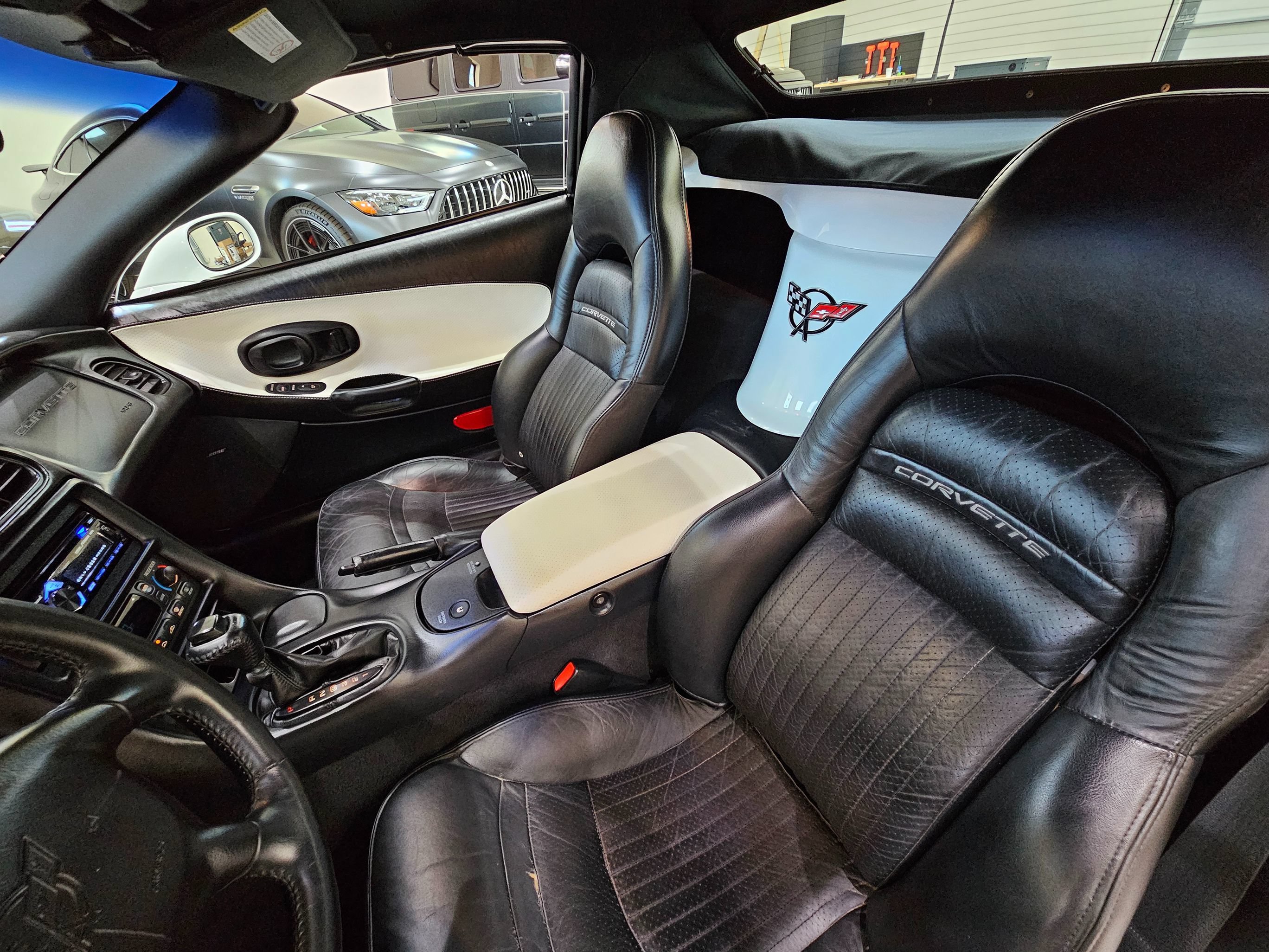 Used 2004 Chevrolet Corvette Convertible w/ Preferred Equipment Group RWD image 28
