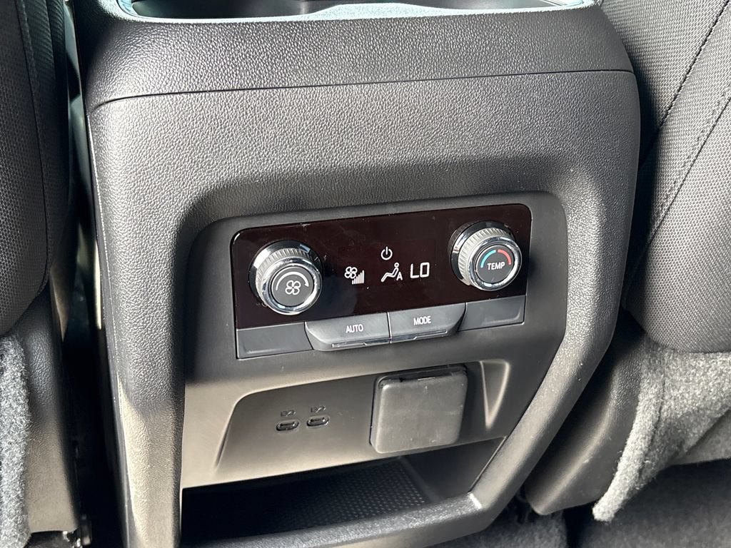 Used 2025 Chevrolet Traverse LT w/ Driver Confidence Package FWD image 28