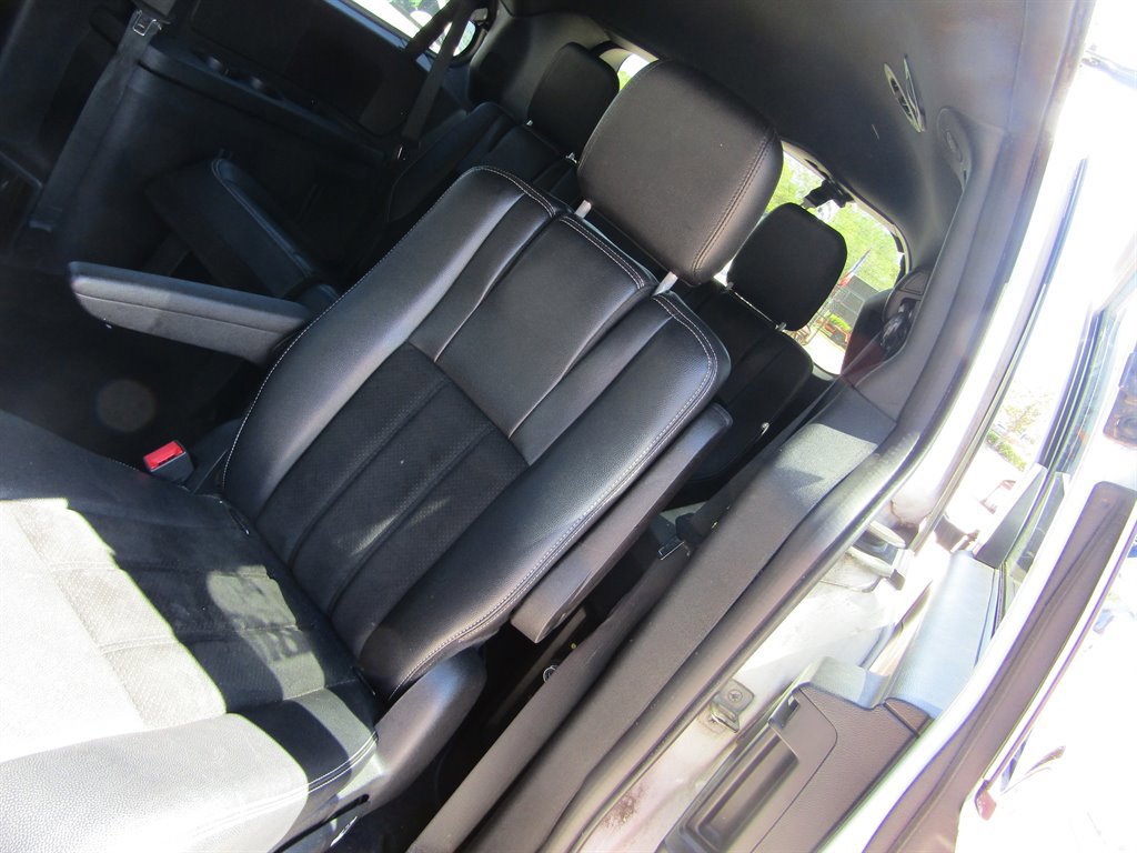 Used 2014 Dodge Grand Caravan SXT FWD image 12