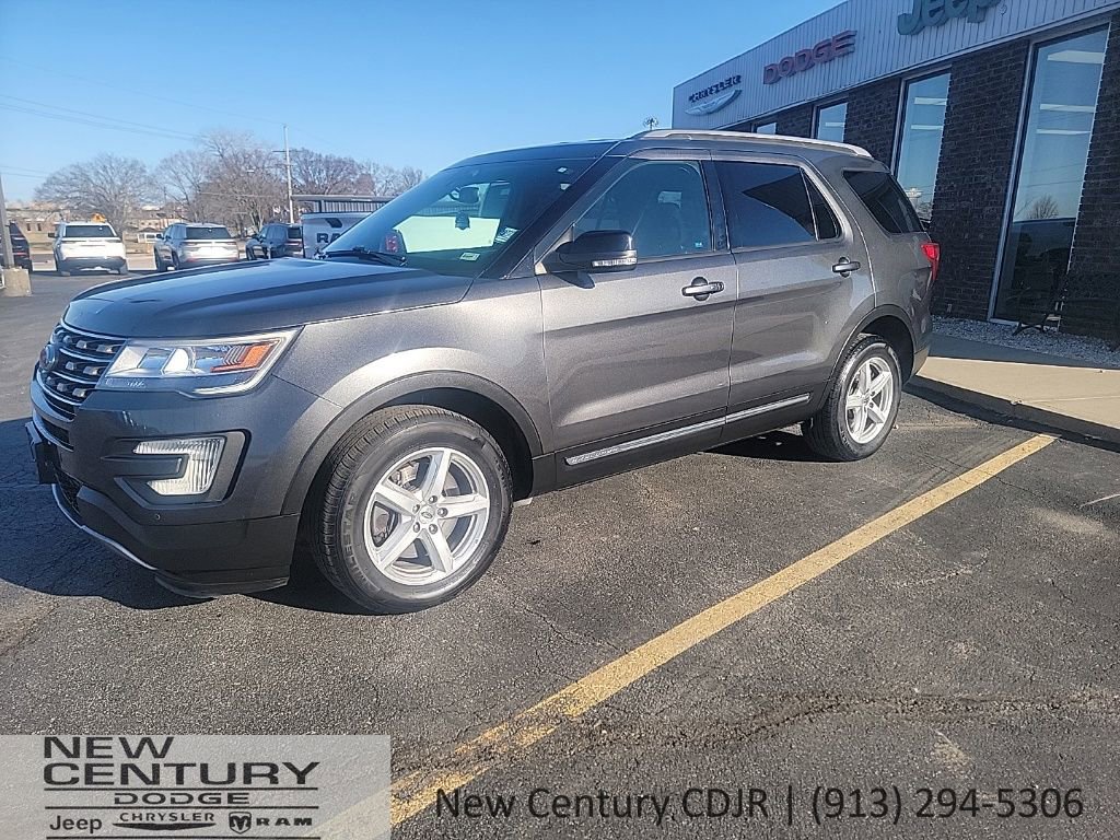 Used 2017 Ford Explorer XLT AWD/4WD image 1