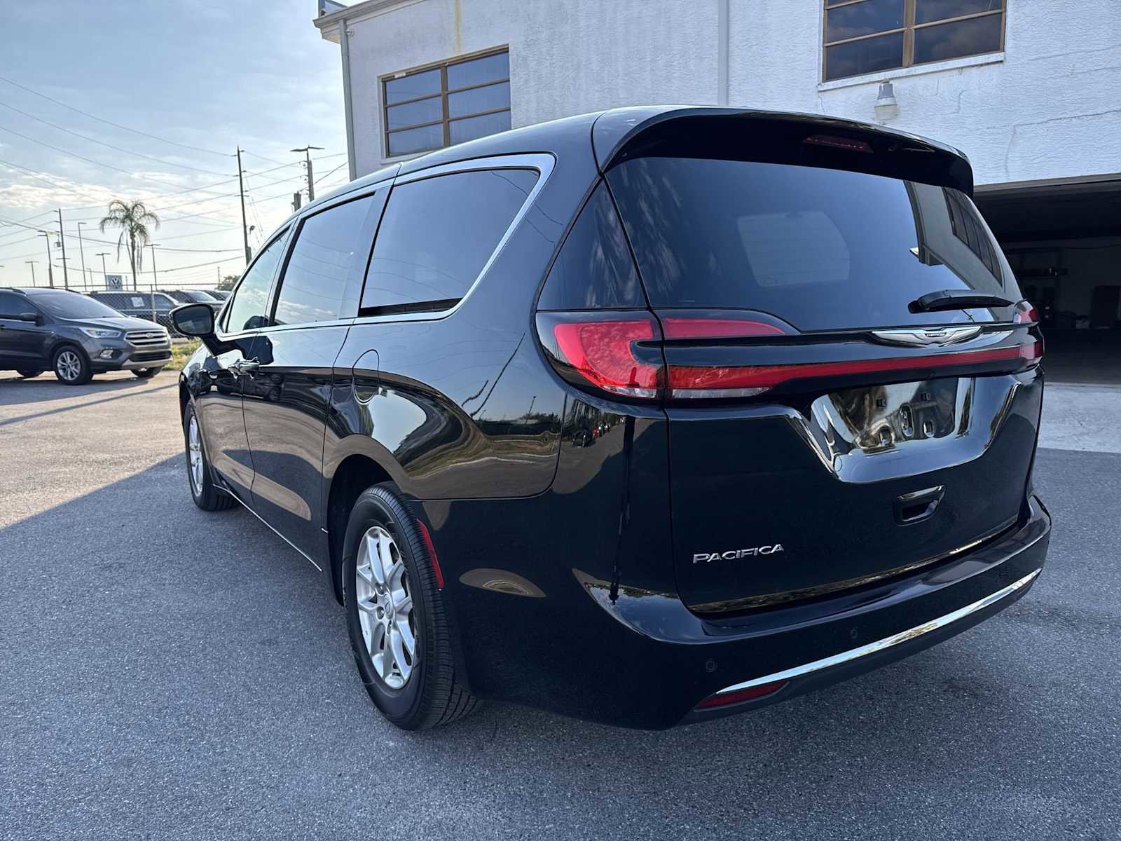 Used 2025 Chrysler Pacifica Select FWD image 4
