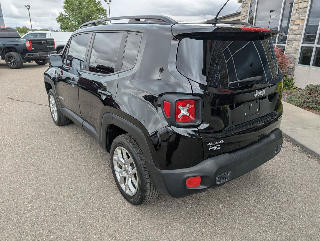 Used 2017 Jeep Renegade Latitude w/ Cold Weather Group AWD/4WD image 3