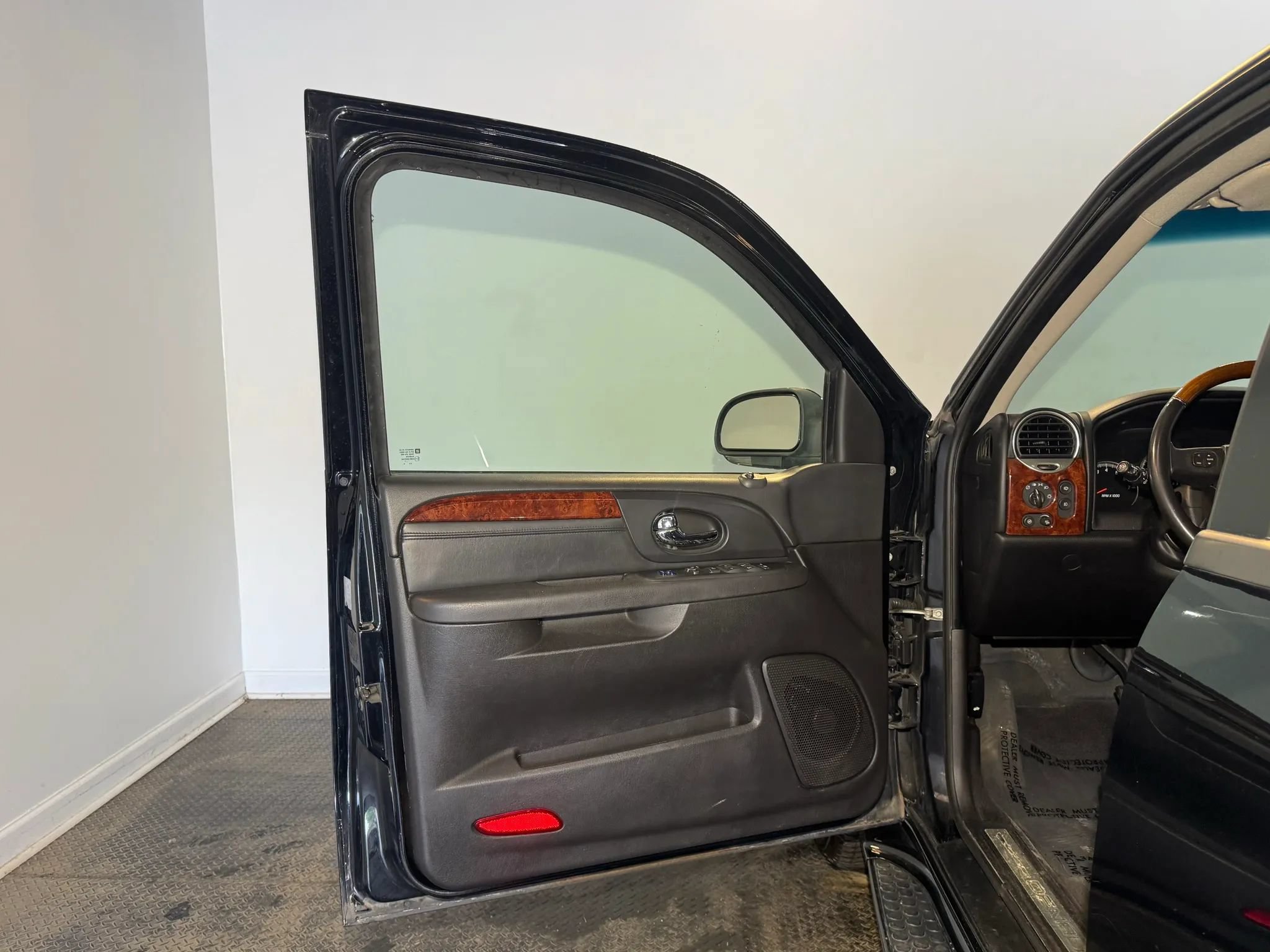 Used 2007 GMC Envoy Denali AWD/4WD image 7