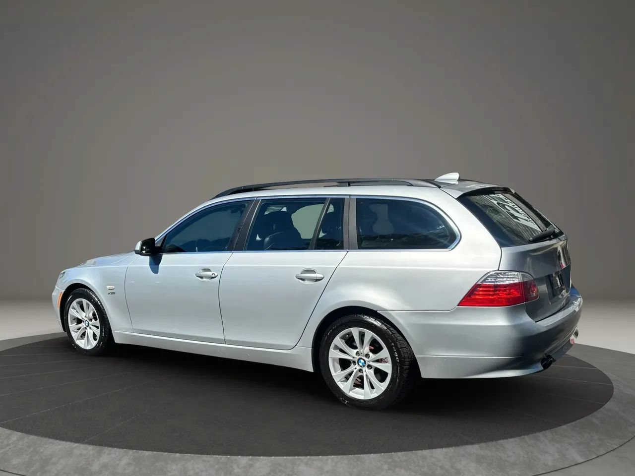 Used 2010 BMW 535i xDrive Wagon AWD/4WD image 6