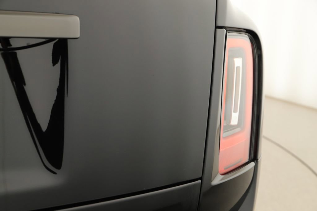 Used 2025 Rolls-Royce Cullinan Black Badge image 38