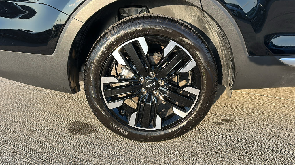 Used 2025 Kia Telluride SX w/ SX Captain's Chair Package FWD image 17