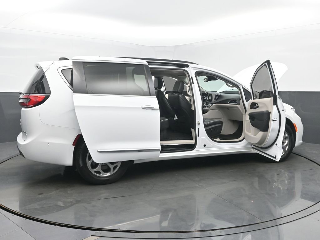 Used 2023 Chrysler Pacifica Limited AWD/4WD image 55