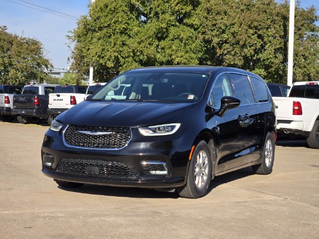 Used 2024 Chrysler Pacifica Touring-L FWD image 3