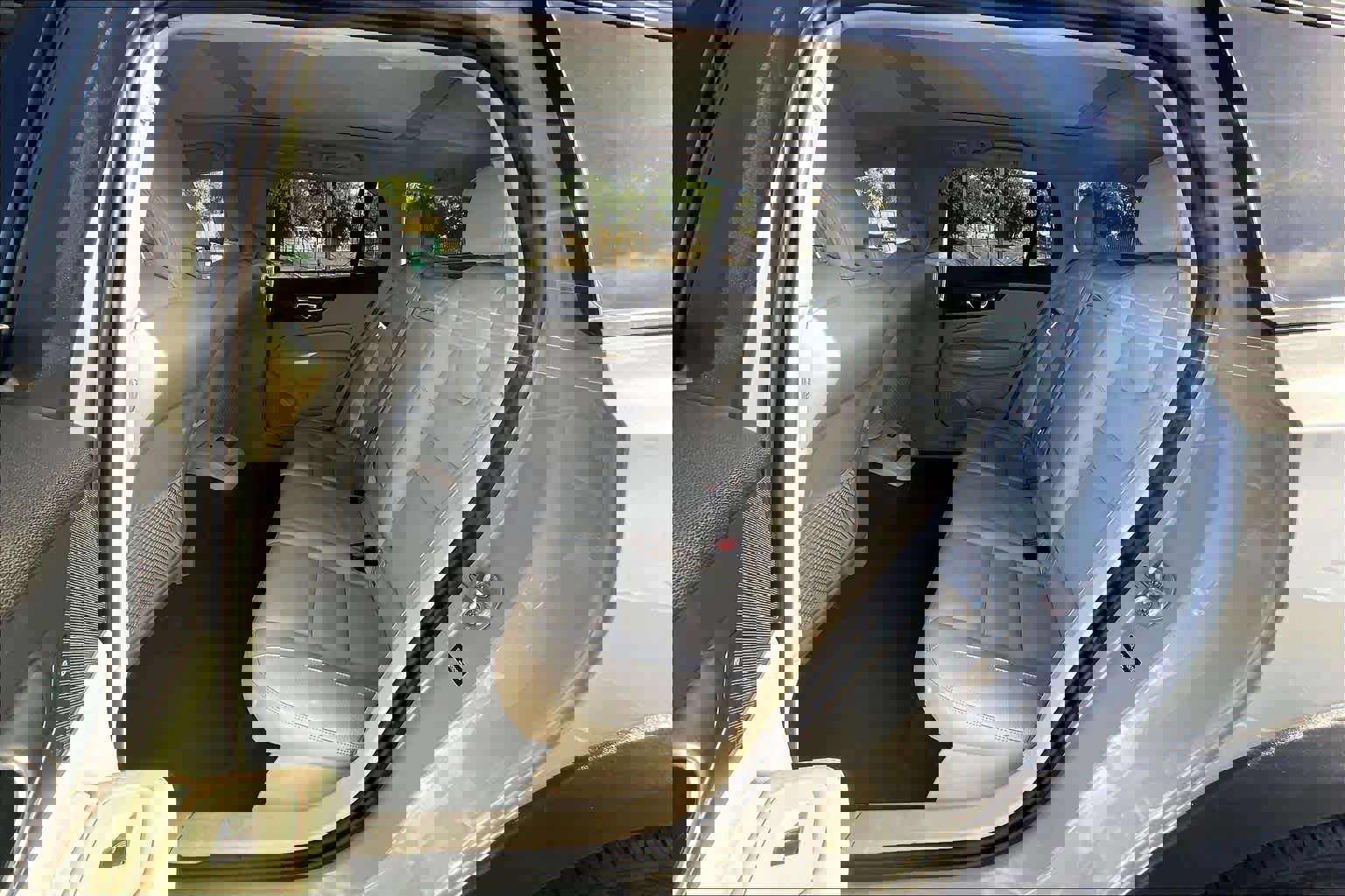 Used 2024 Volvo V60 B5 Cross Country Plus image 29