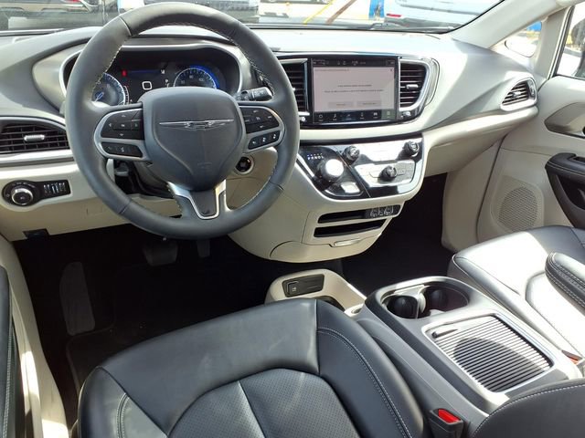 Used 2024 Chrysler Pacifica Touring-L FWD image 6