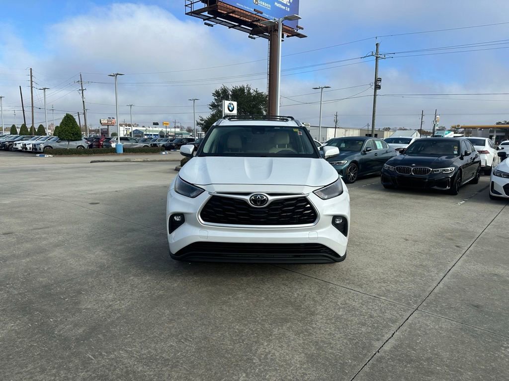 Used 2022 Toyota Highlander XLE image 2