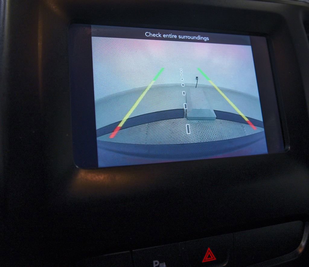 Used 2019 Jeep Cherokee Latitude Plus w/ Cold Weather Group FWD image 24