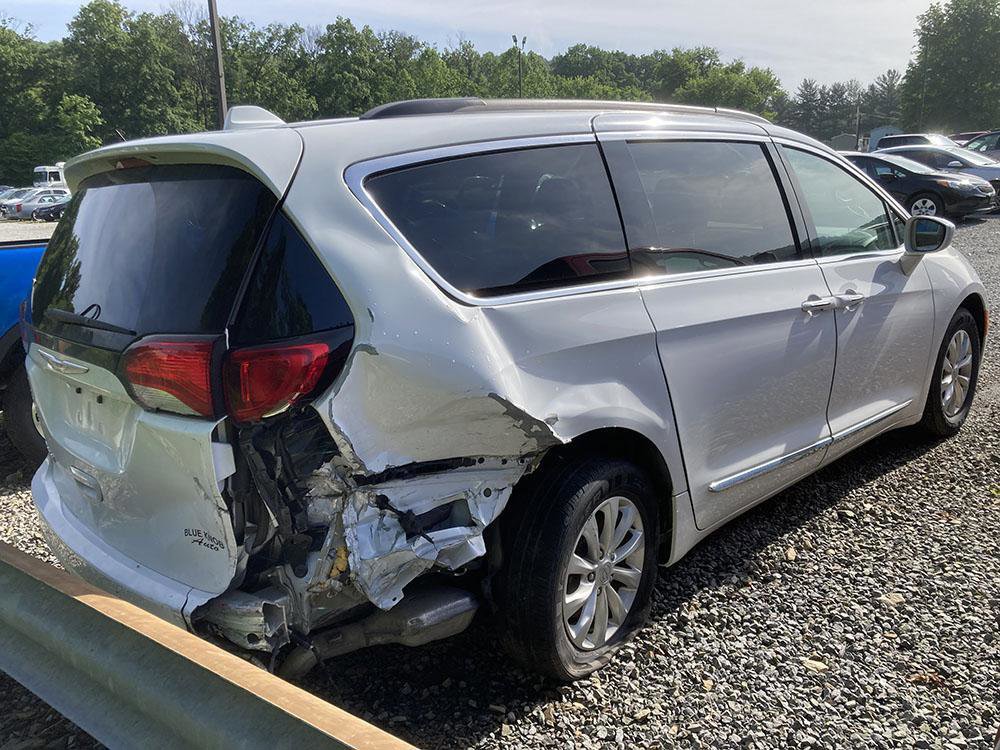 Used 2017 Chrysler Pacifica Touring-L FWD image 1