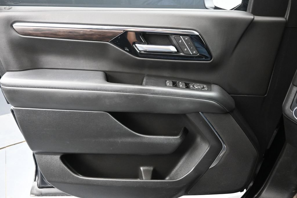 Used 2025 Chevrolet Tahoe LT AWD/4WD image 16