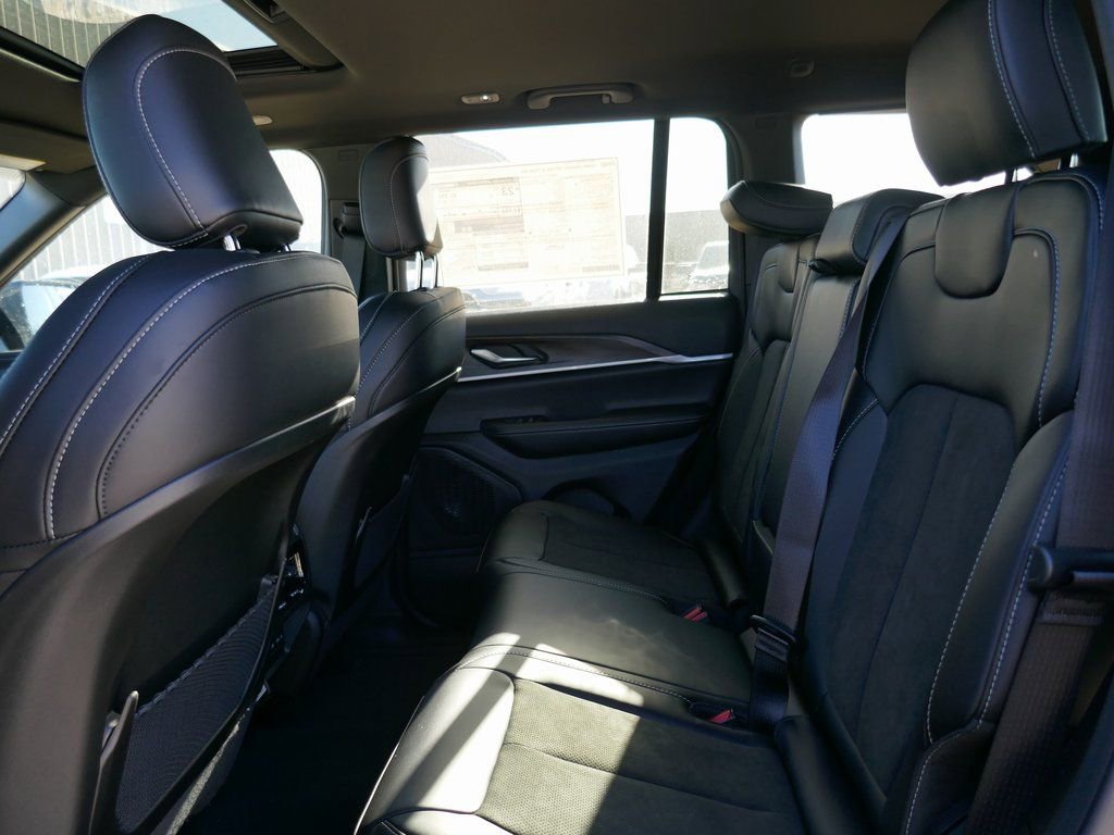 New 2026 Jeep Grand Cherokee Altitude image 12