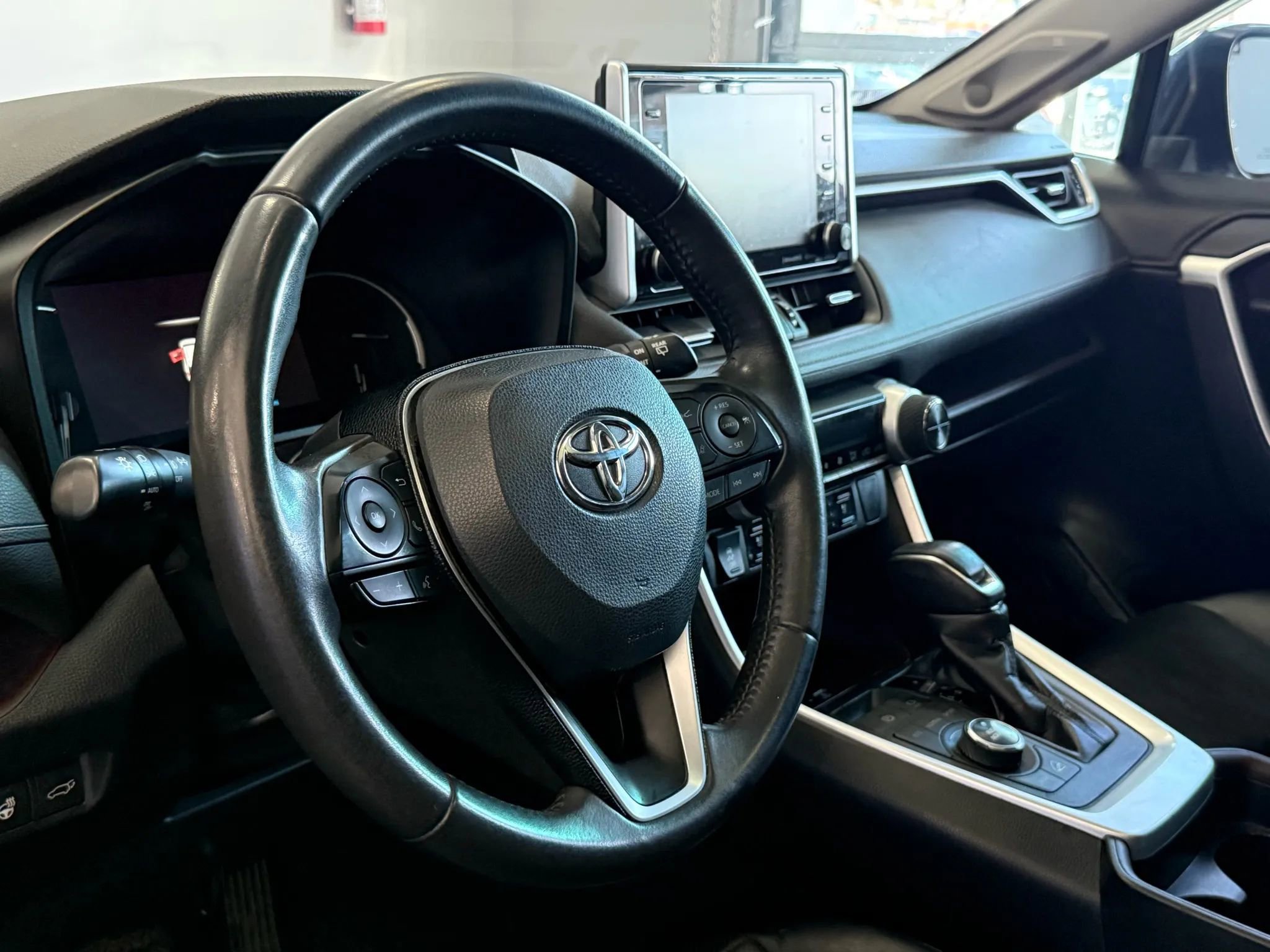 Used 2019 Toyota RAV4 Limited w/ Advanced Technology Package image 9