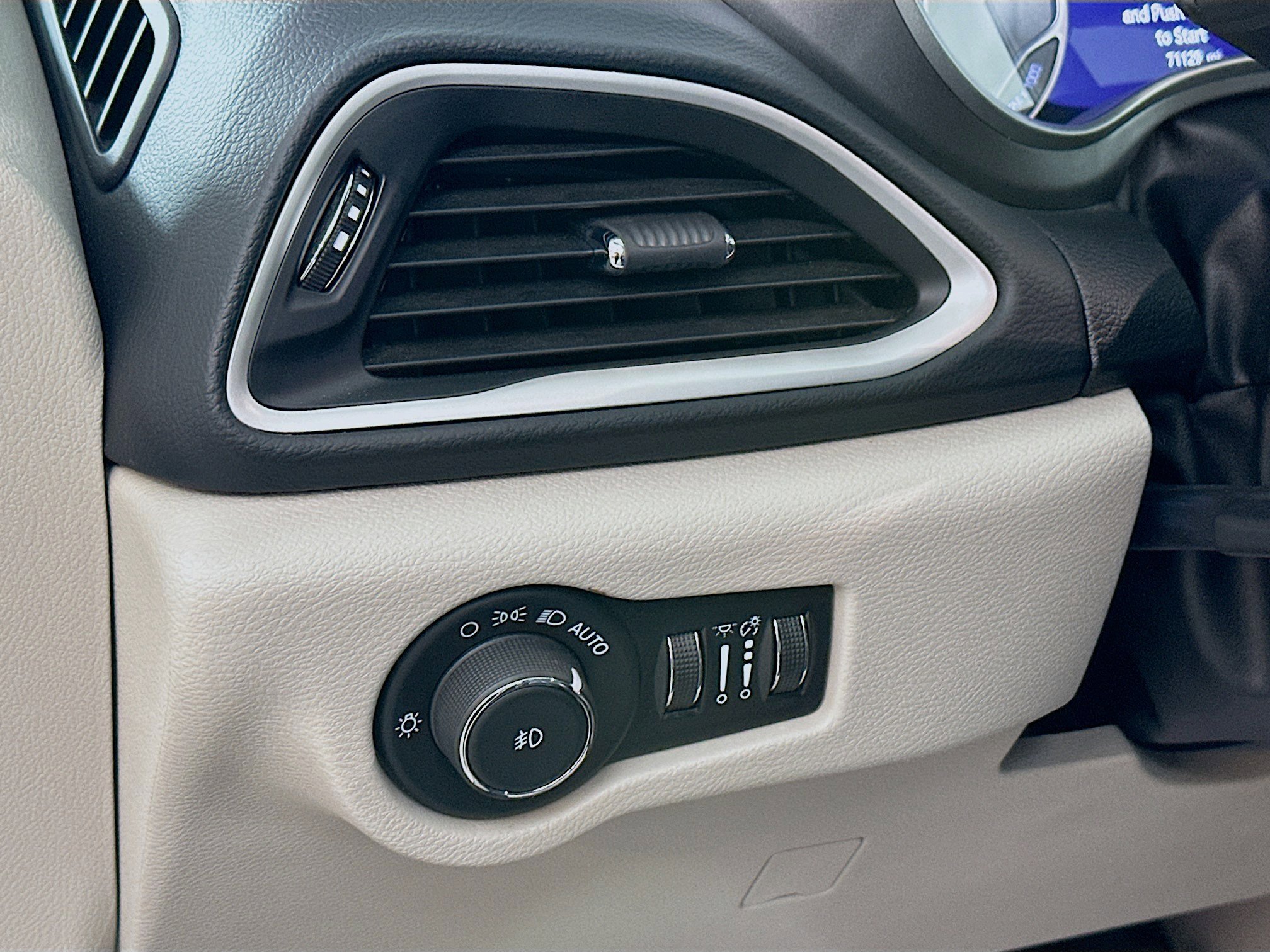 Used 2023 Chrysler Pacifica Touring-L image 10