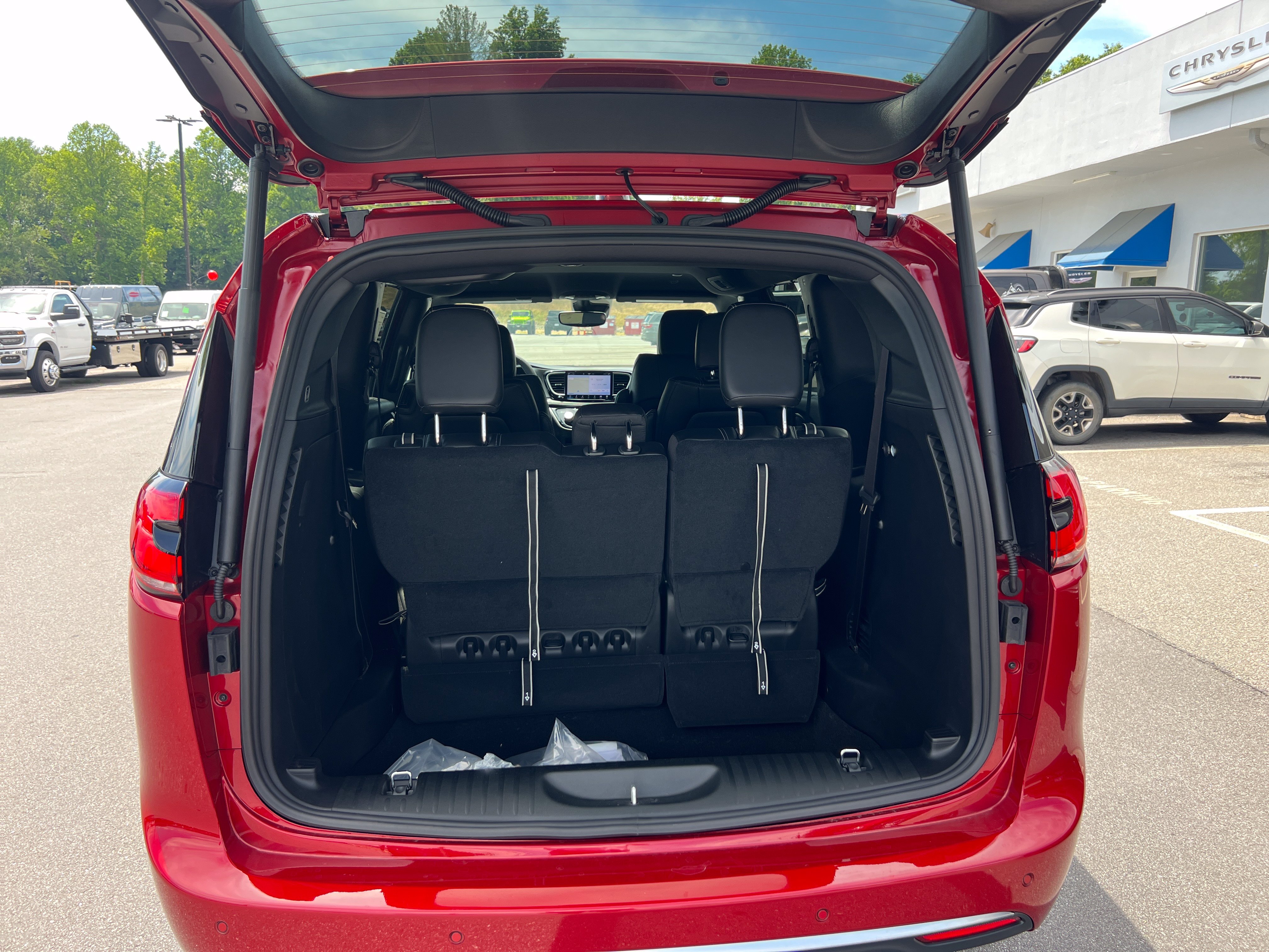 New 2027 Chrysler Pacifica Select FWD image 8