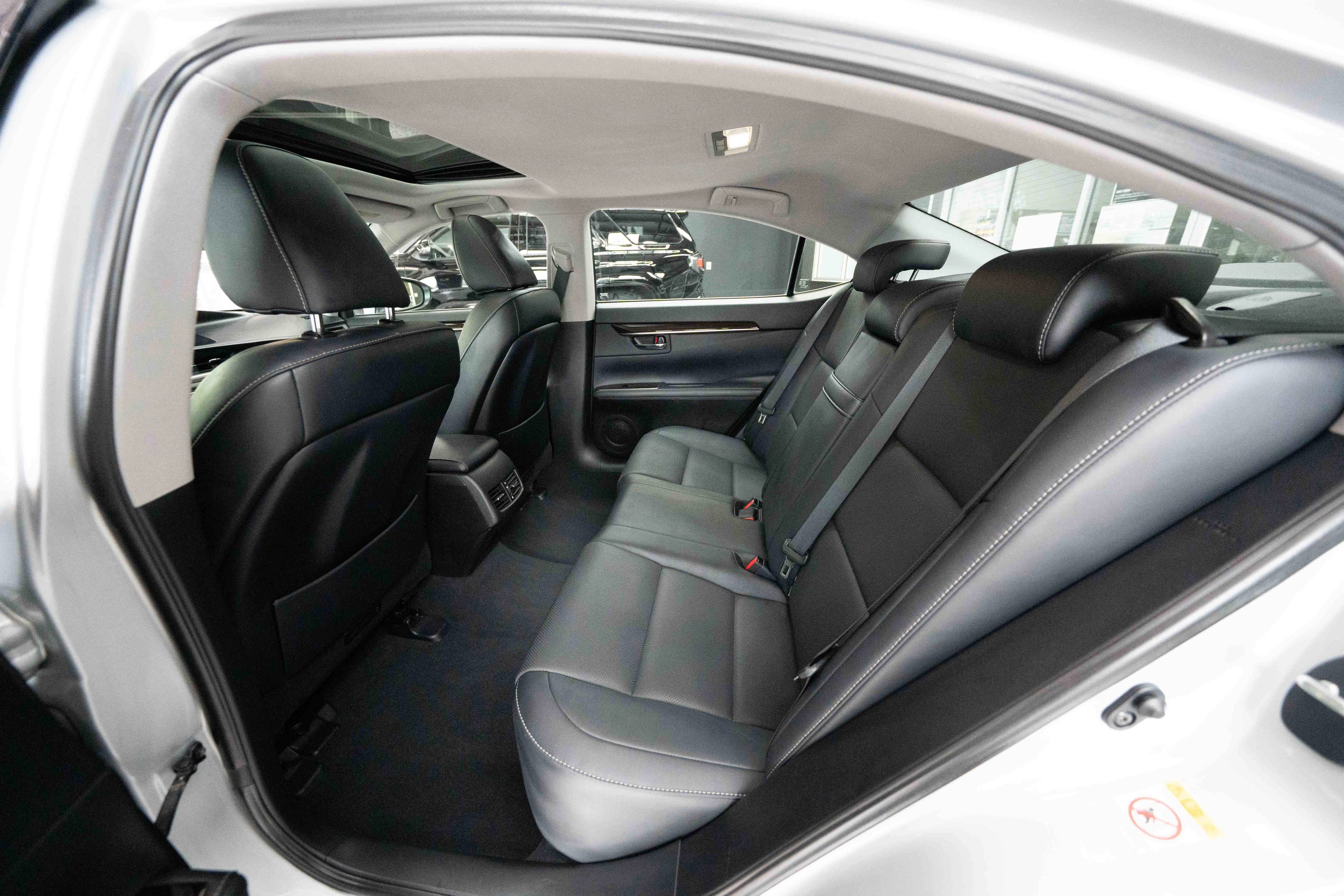Used 2016 Lexus ES 350 w/ Premium Package w/Wood Trim FWD image 23