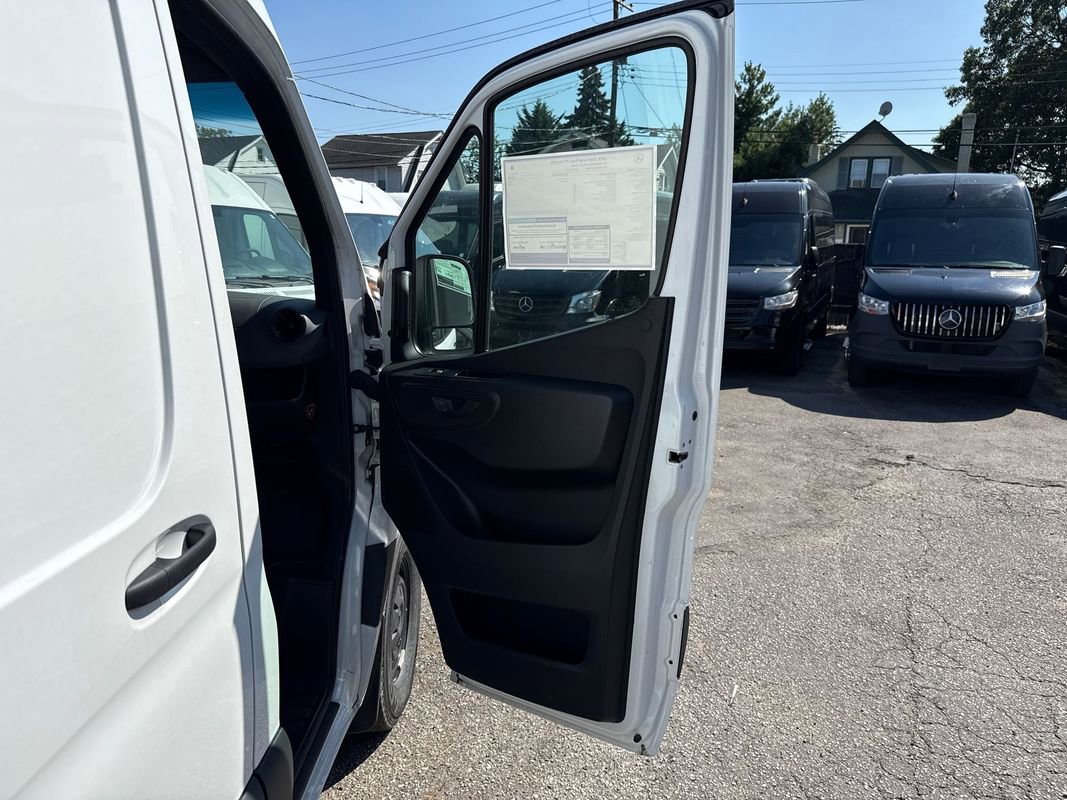 Used 2025 Mercedes-Benz Sprinter 2500 image 18