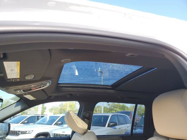 New 2025 Jeep Grand Cherokee Limited w/ Luxury Tech Group II image 15