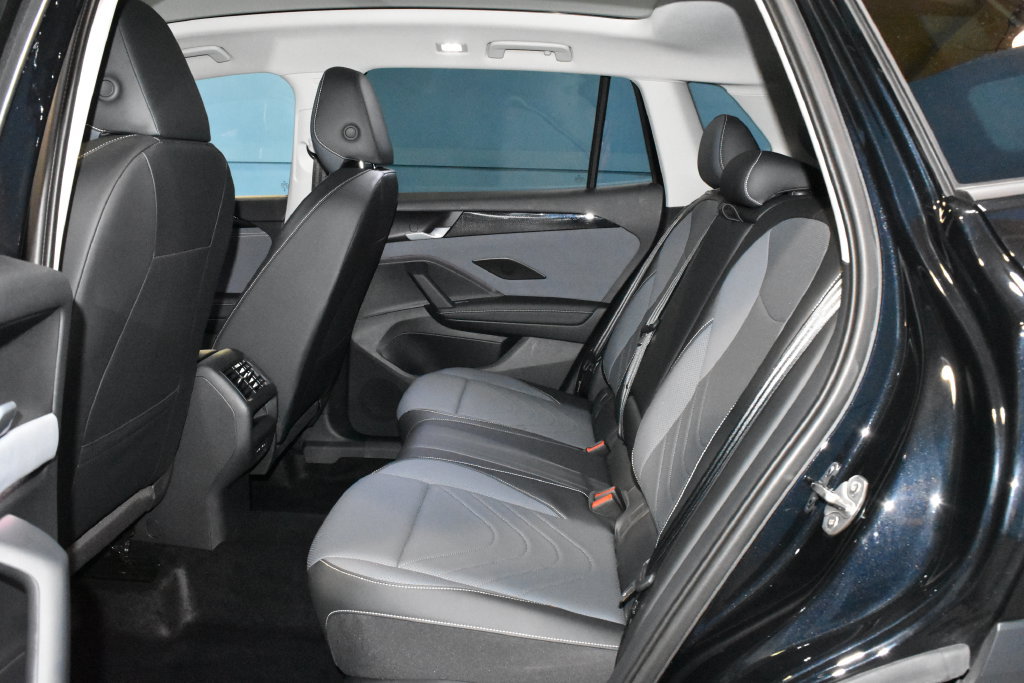 Certified 2026 Volkswagen Tiguan SE w/ Panoramic Sunroof Package AWD/4WD image 17