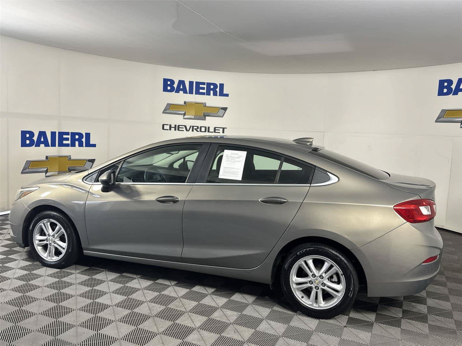 Used 2017 Chevrolet Cruze LT FWD image 2