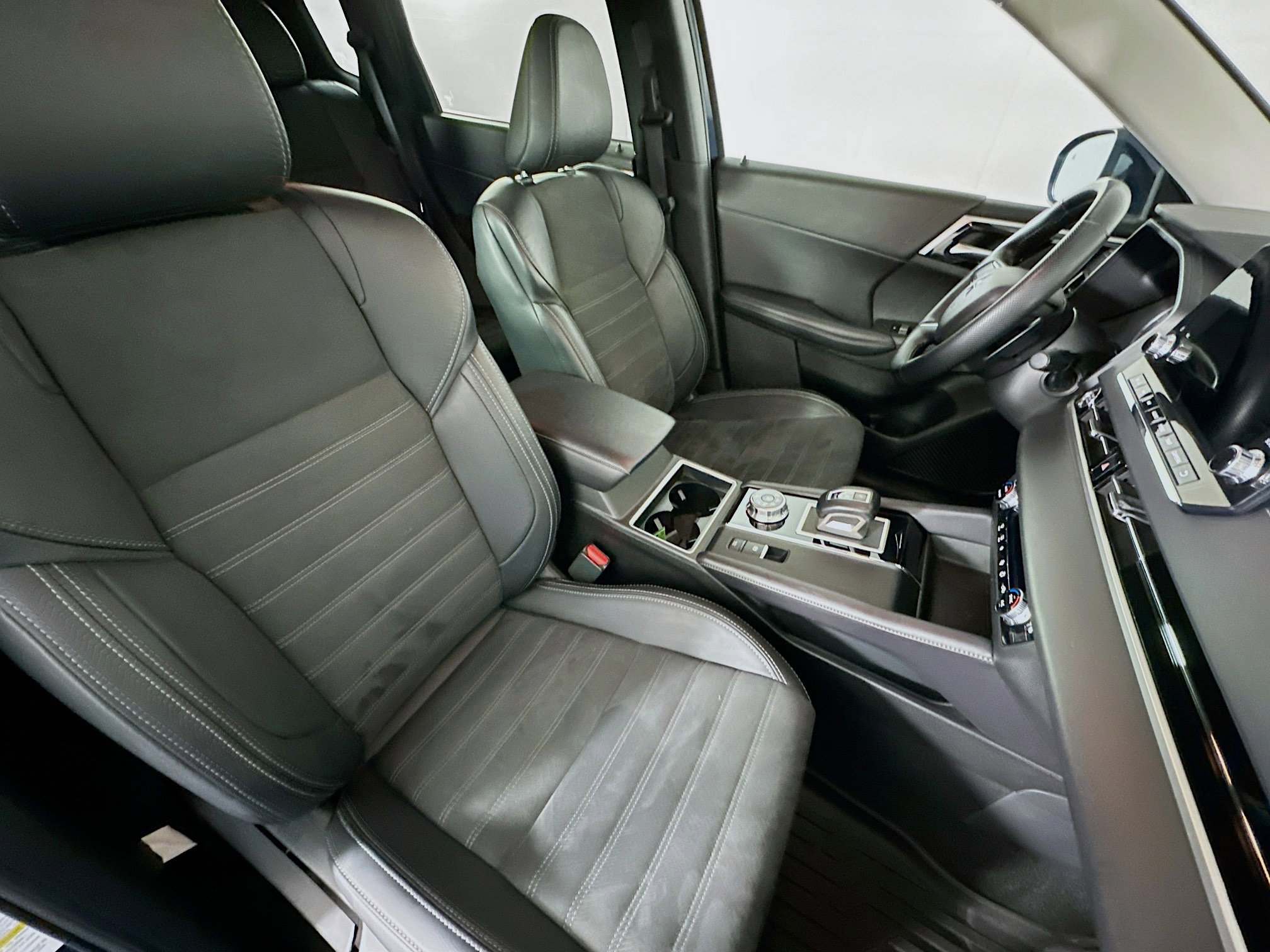 Used 2024 Mitsubishi Outlander SE image 33