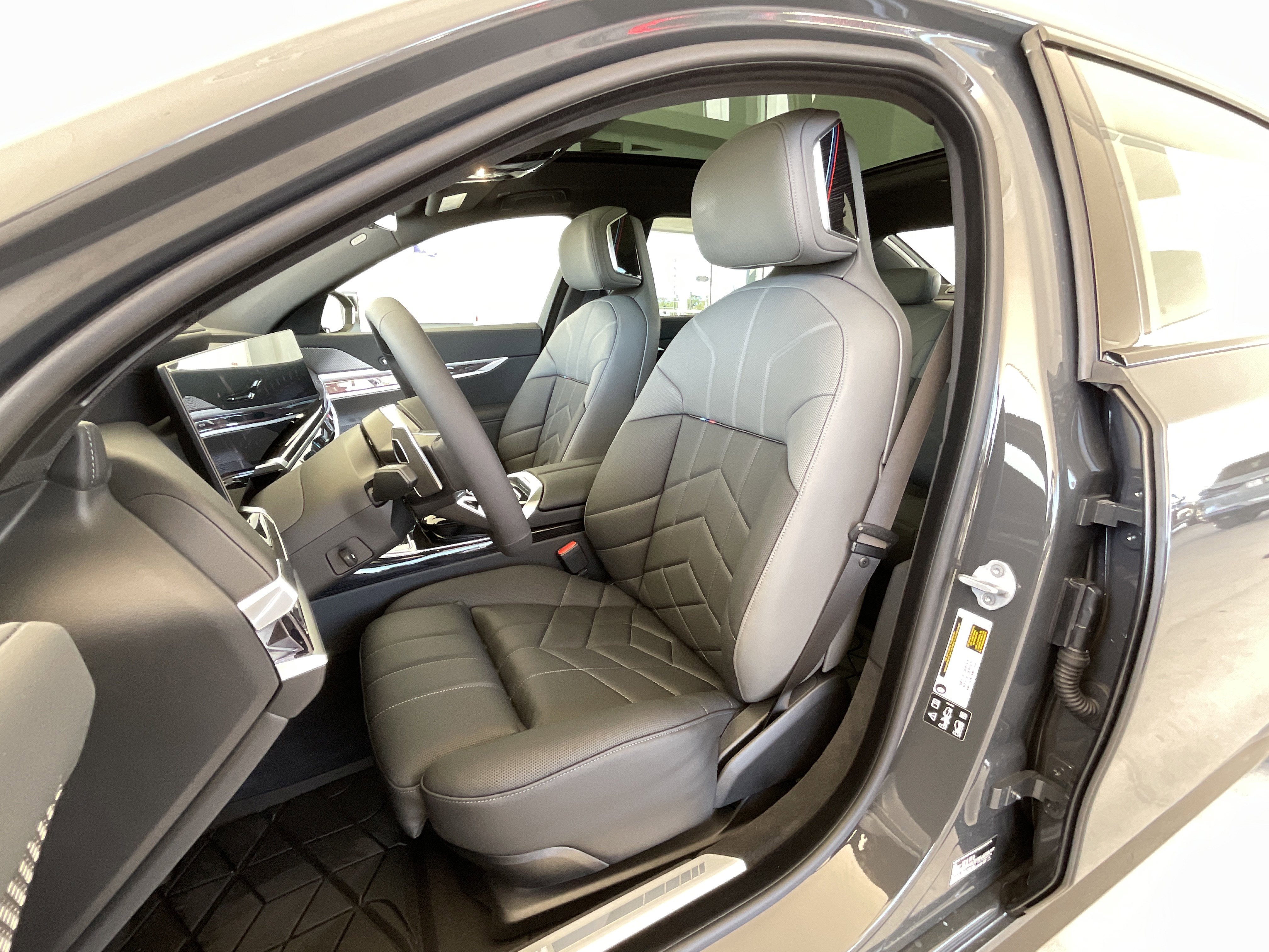 New 2026 BMW 760i xDrive w/ Executive Package AWD/4WD image 11