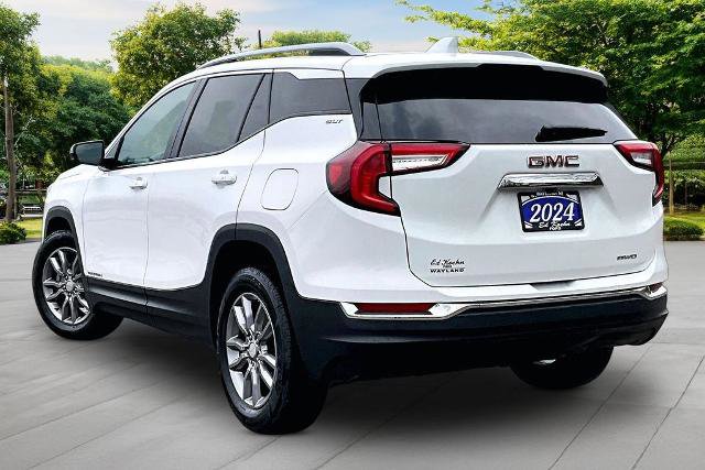 Used 2024 GMC Terrain SLT image 2