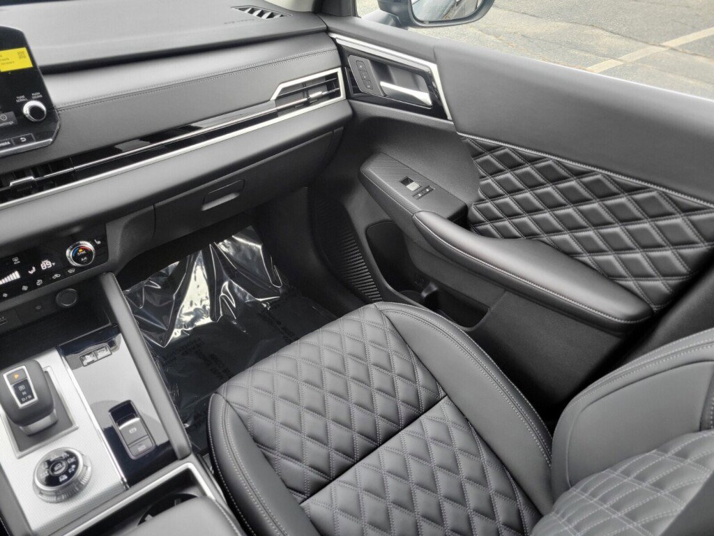 New 2025 Mitsubishi Outlander SEL image 15