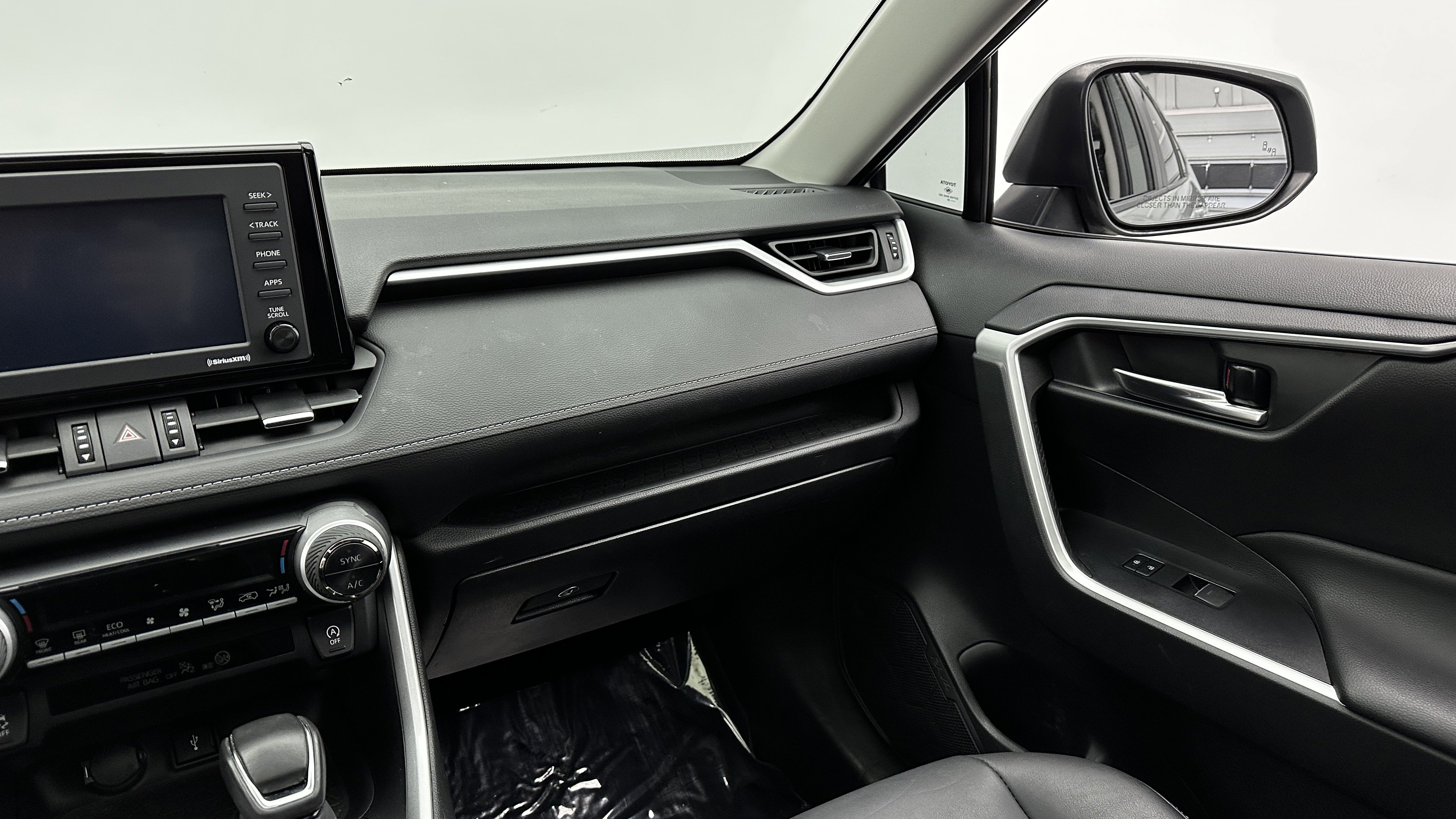 Used 2022 Toyota RAV4 XLE Premium image 30