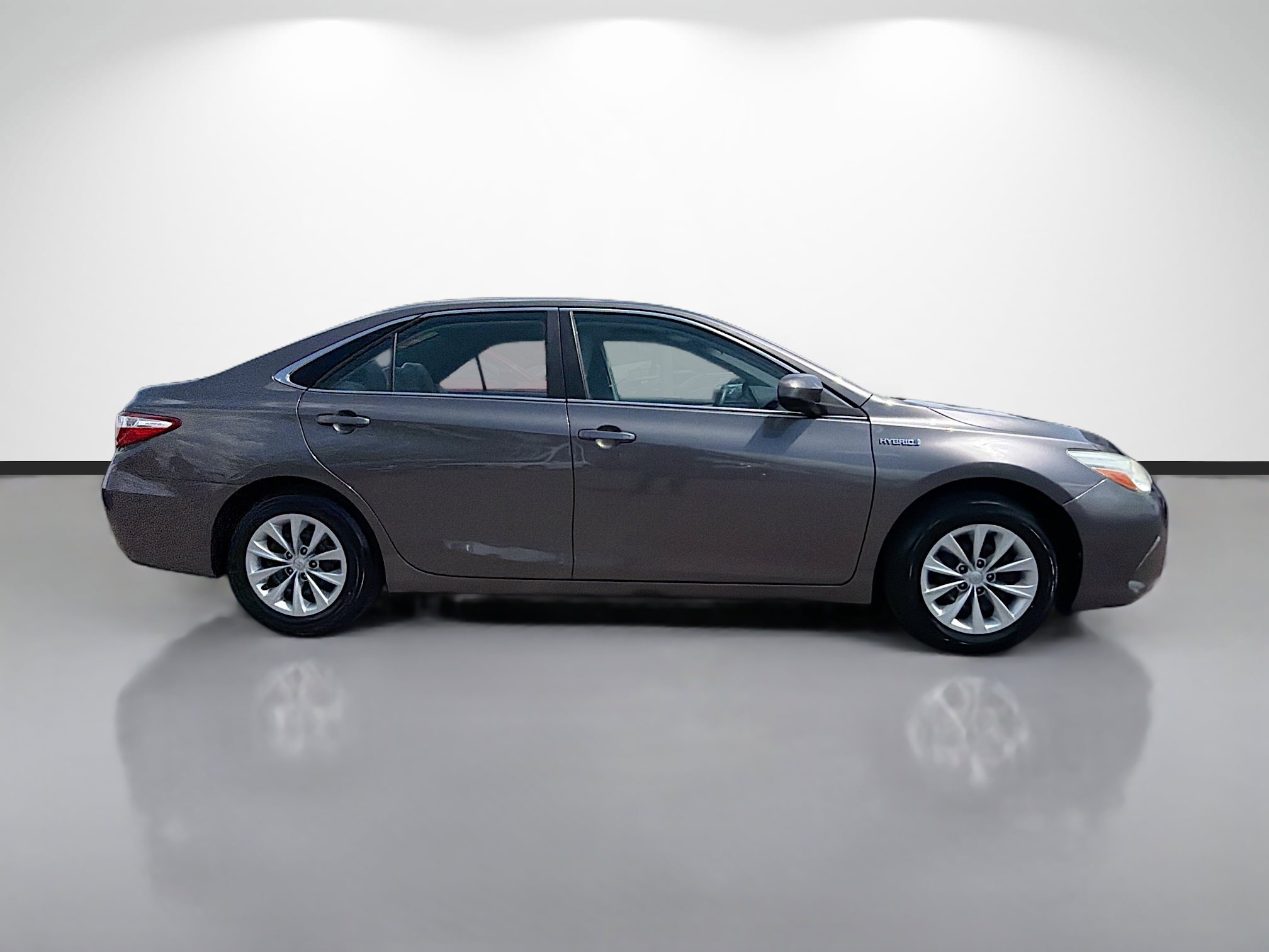 Used 2015 Toyota Camry LE image 2