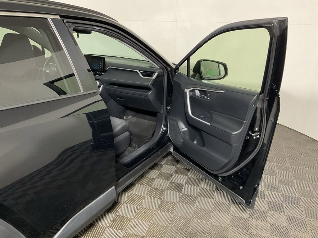 Used 2019 Toyota RAV4 XLE AWD/4WD image 36