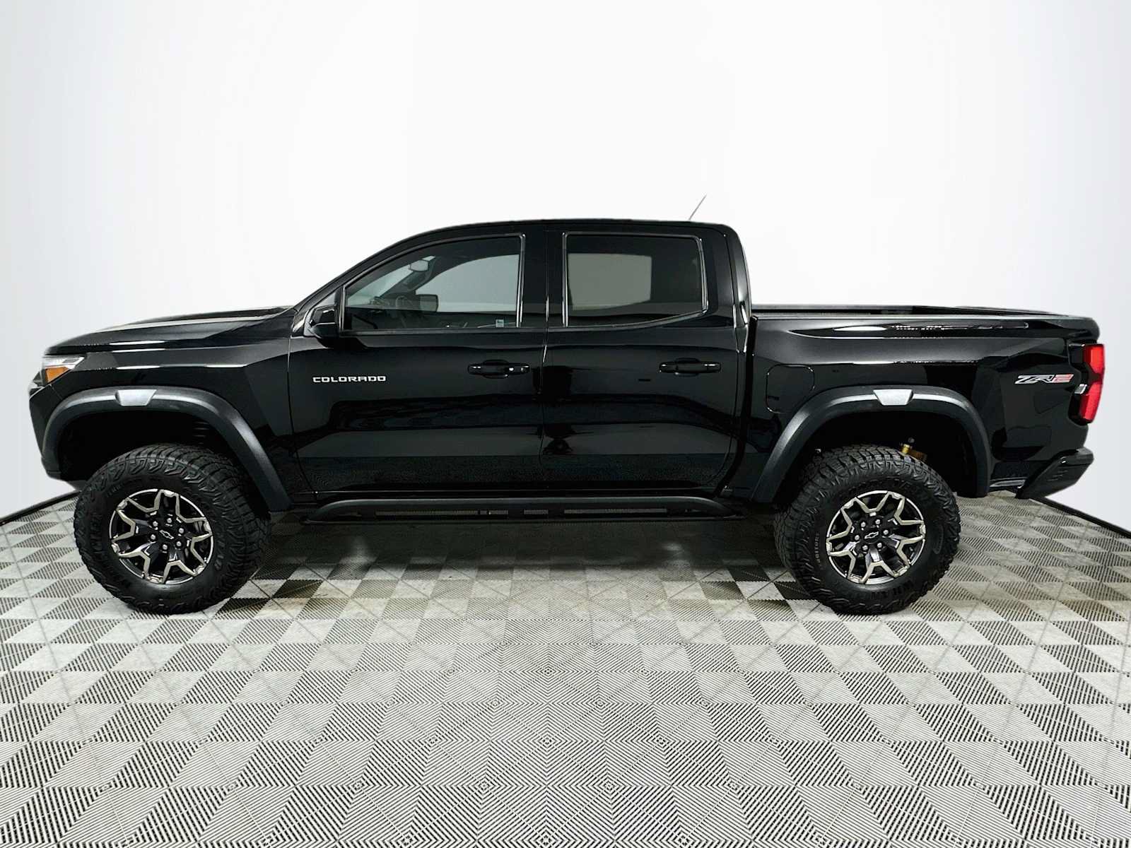 Used 2024 Chevrolet Colorado ZR2 w/ Safety Package AWD/4WD image 4