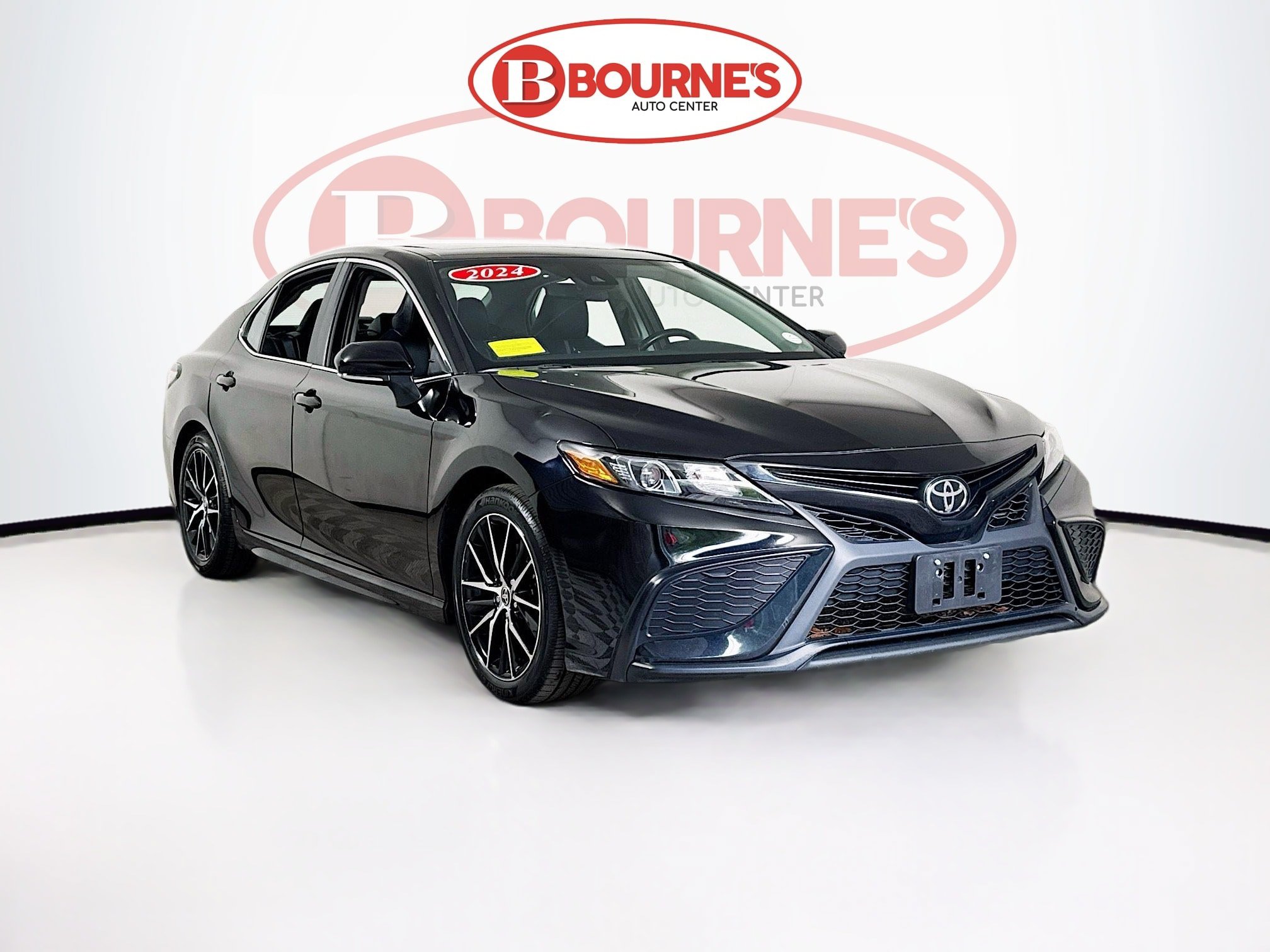 Used 2024 Toyota Camry SE w/ Cold Weather Package AWD/4WD image 1