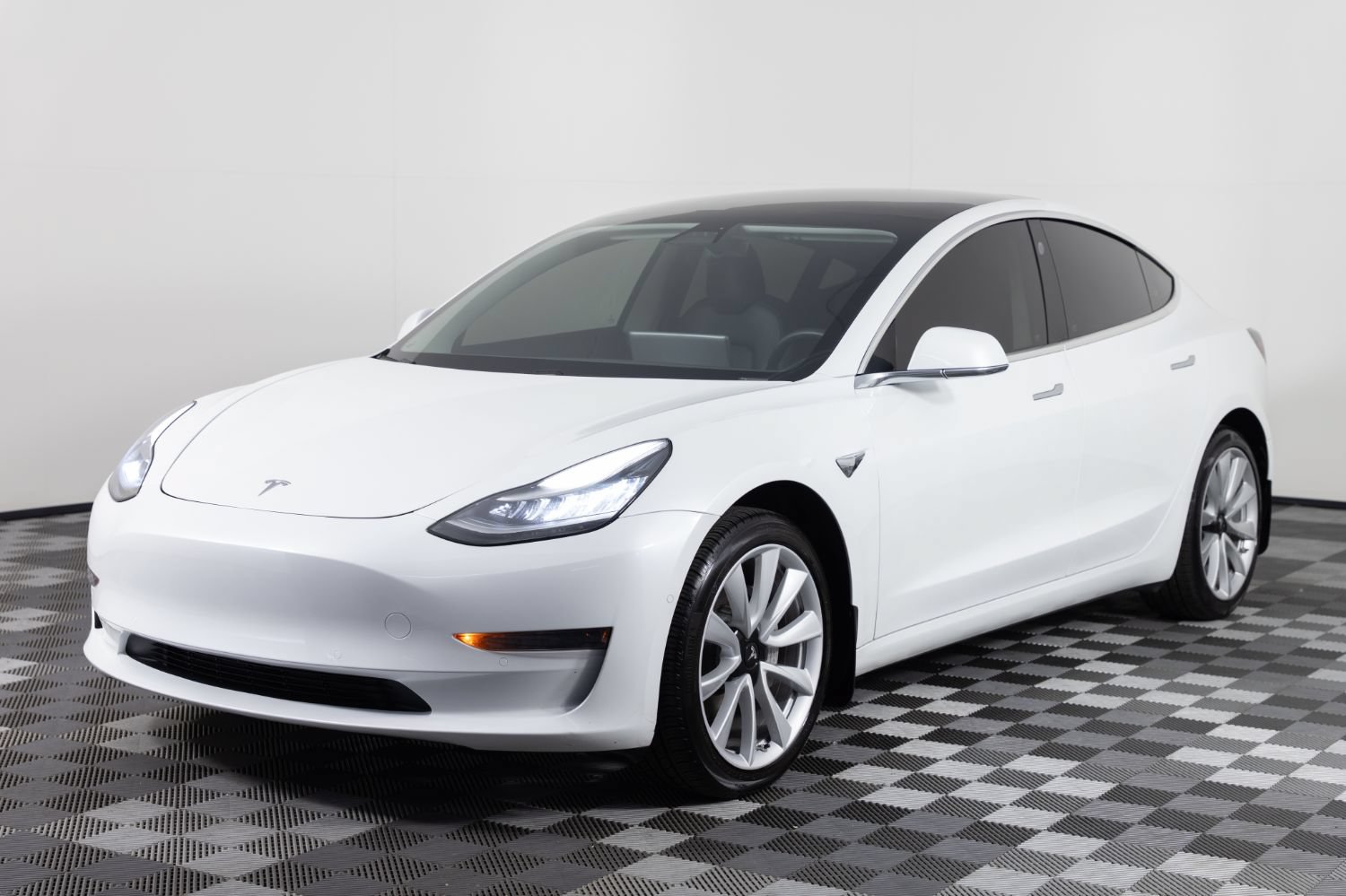 Used 2020 Tesla Model 3 Standard Range Plus RWD image 2