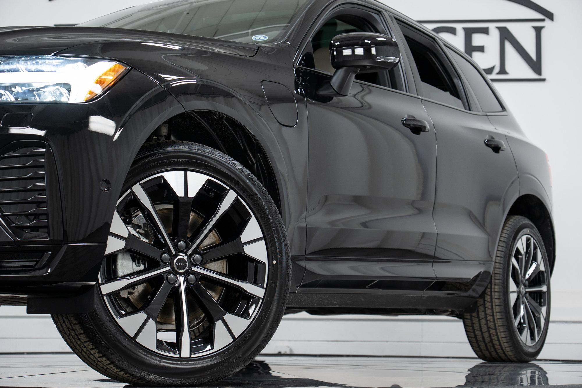 New 2026 Volvo XC60 T8 Plus w/ Protection Package Premier image 27