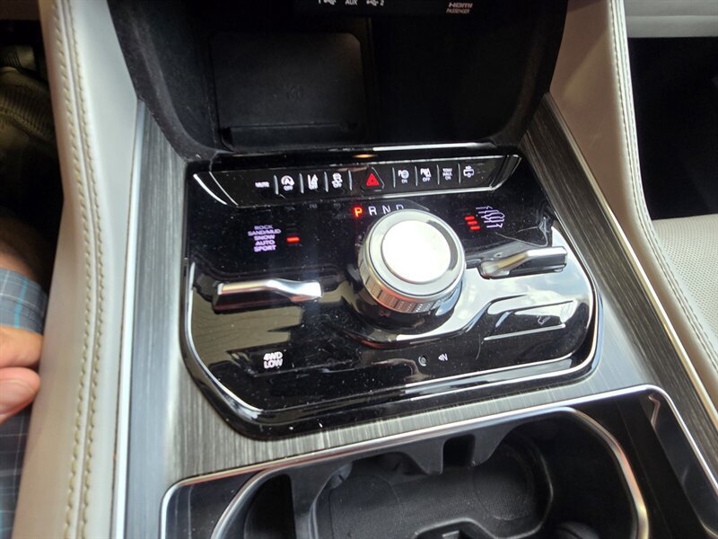 Used 2023 Jeep Wagoneer Series III w/ Premium Group I AWD/4WD image 25