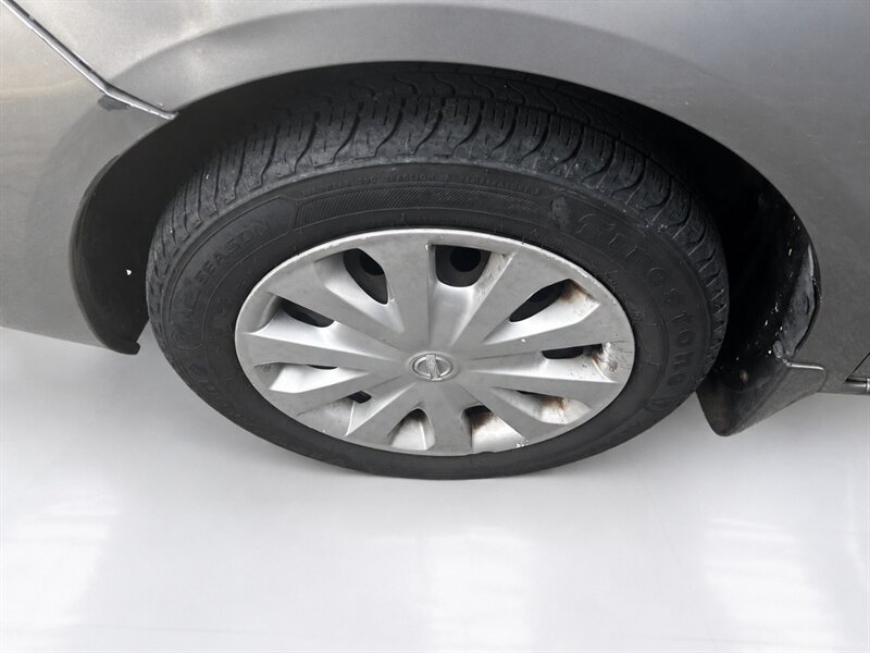 Used 2012 Nissan Versa SV FWD image 28