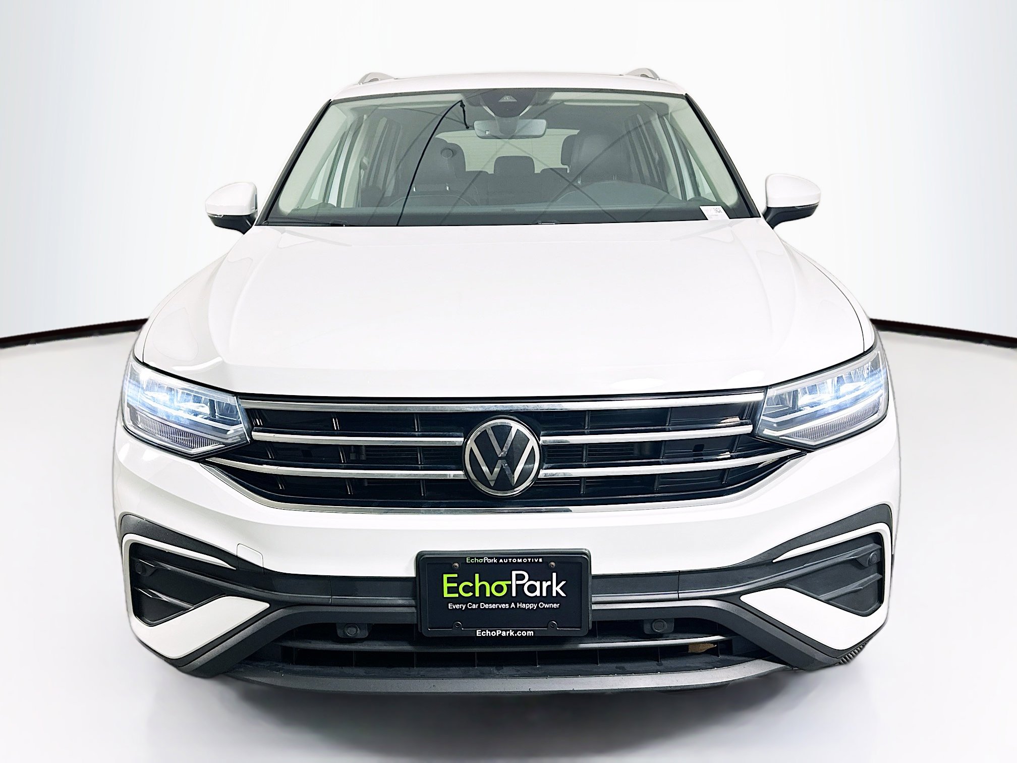 Used 2022 Volkswagen Tiguan SE w/ Panoramic Sunroof Package FWD image 2