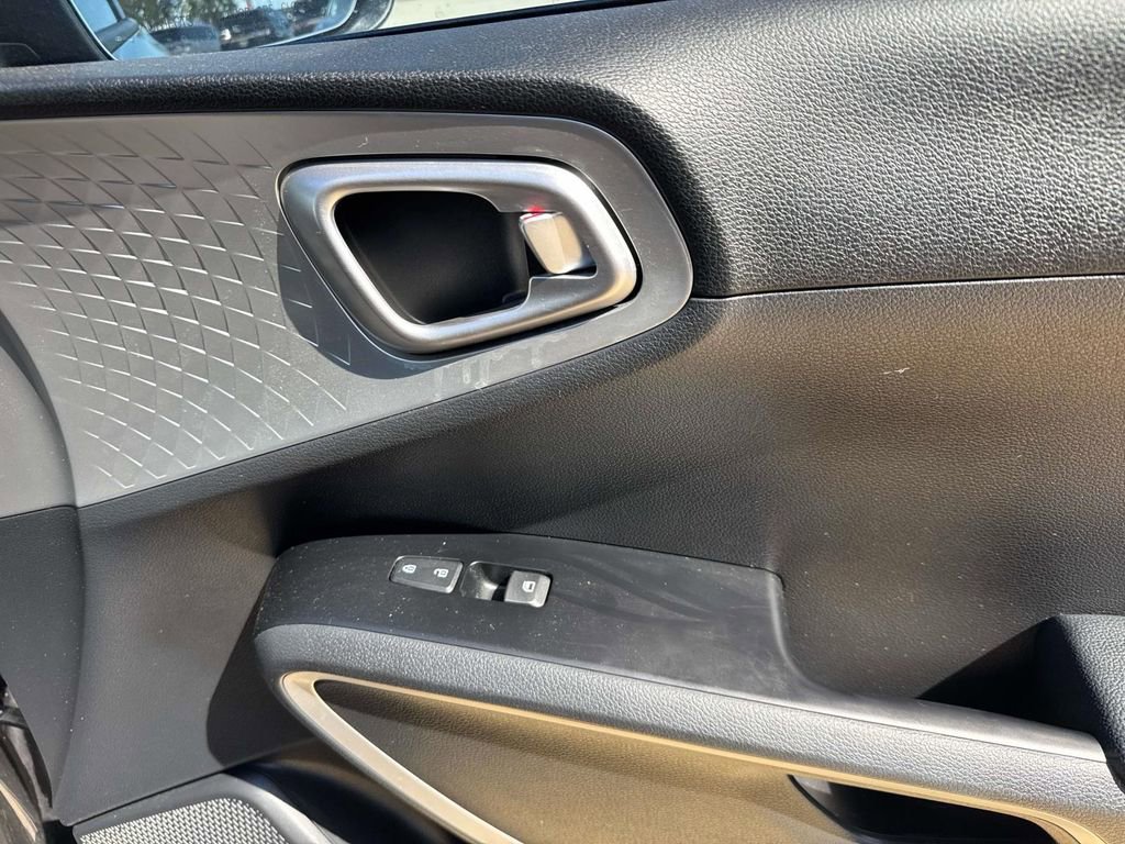 Used 2021 Kia Soul LX FWD image 18