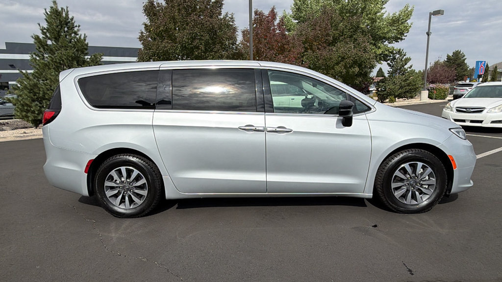 Used 2024 Chrysler Pacifica Limited FWD image 2