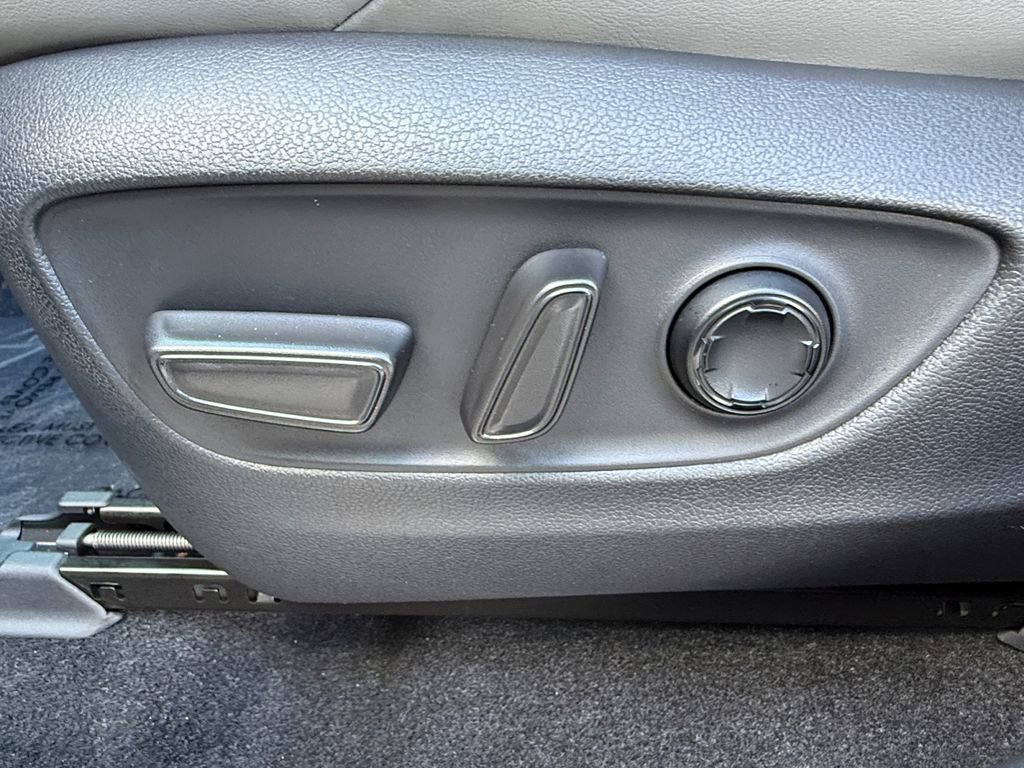 Used 2022 Toyota Venza Limited w/ Advanced Technology Package image 10