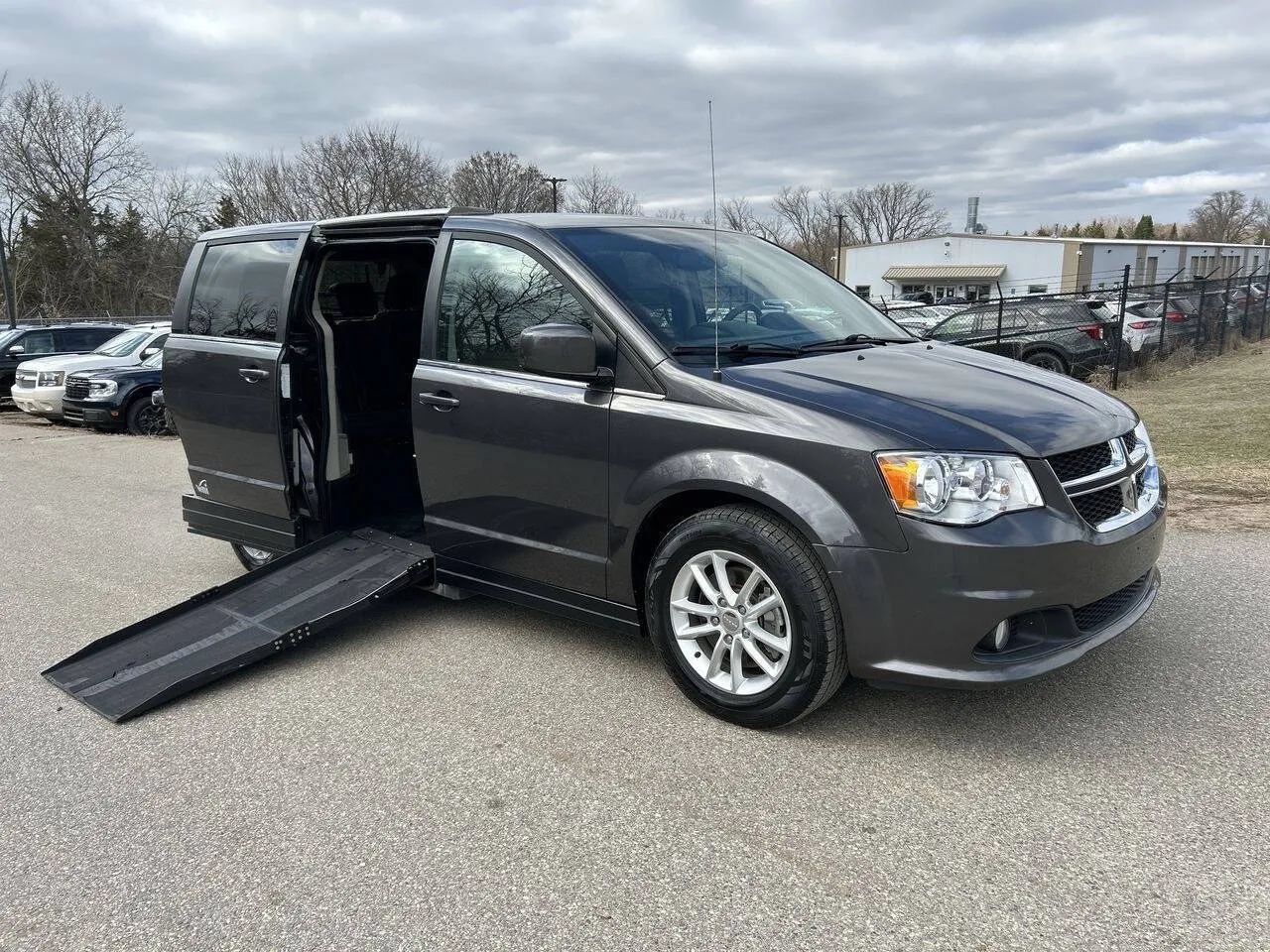 Used 2018 Dodge Grand Caravan SXT FWD image 1