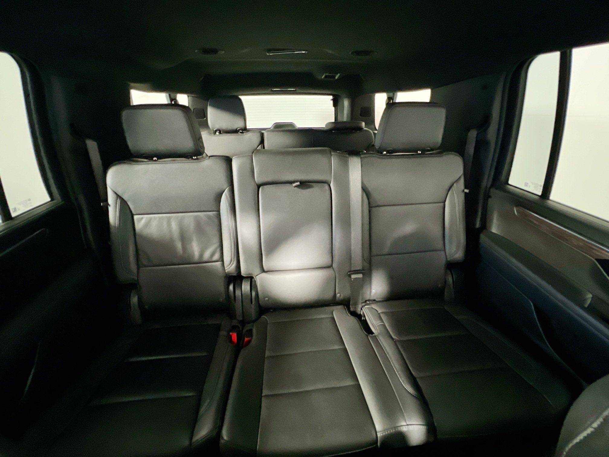 Used 2025 Chevrolet Suburban Z71 image 33