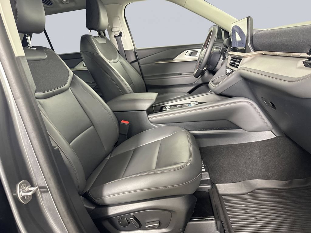 Used 2025 Ford Explorer Active w/ Active Comfort Package RWD image 27