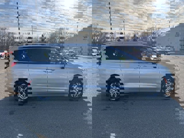 Used 2024 Chrysler Pacifica Touring-L image 12