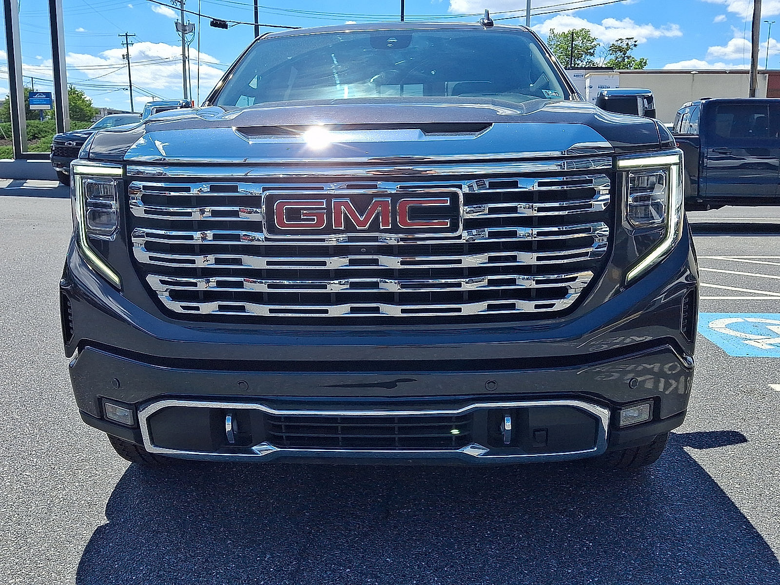 Used 2022 GMC Sierra 1500 Denali AWD/4WD image 2