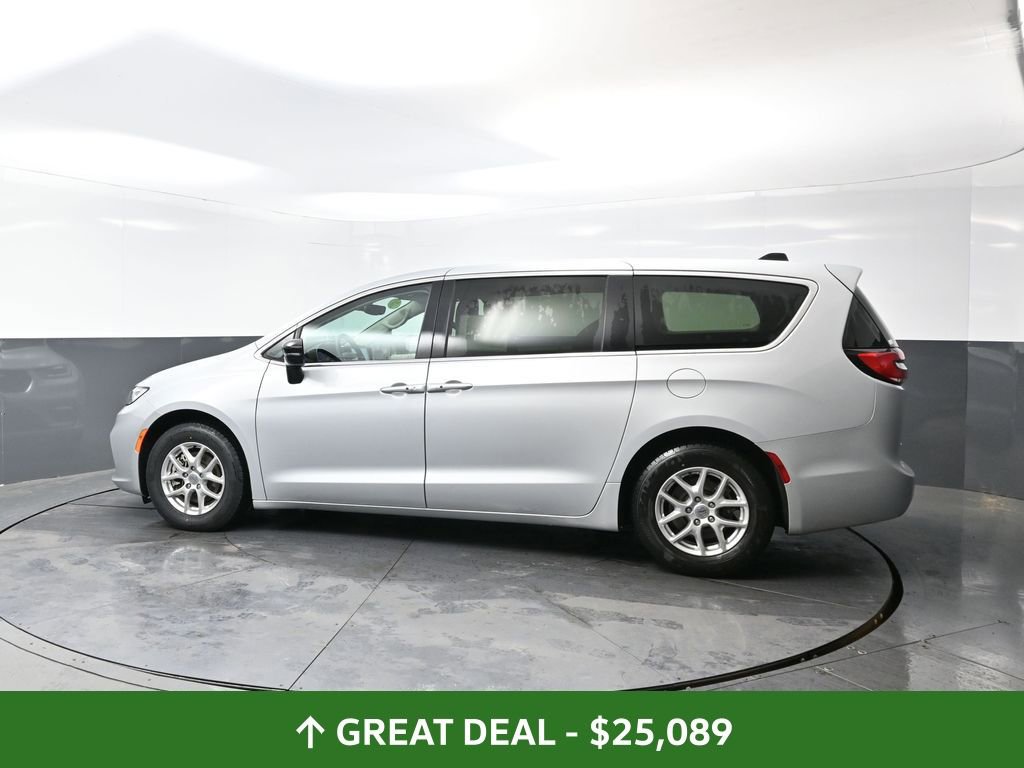 Used 2024 Chrysler Pacifica Touring-L image 11
